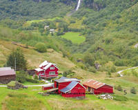 5 Многие норвежские дома окрашены в яркие тона, образующими контраст с суровыми красками северной природы