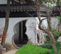 Китайский сад зонируется с помощью каменных стен. Они разрезаны арками и проемами различной формы, сквозь которые можно любоваться садовыми пейзажами