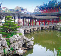 В китайском саду сильно развито пейзажное начало: он создан для длительных прогулок по лабиринтам тропинок, крытым галереям и мостам